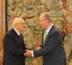 Encuentro con Su Excelencia el Presidente de la República Italiana, Sr. Giorgio Napolitano. Don Juan Carlos saluda al Presidente de la República Itali